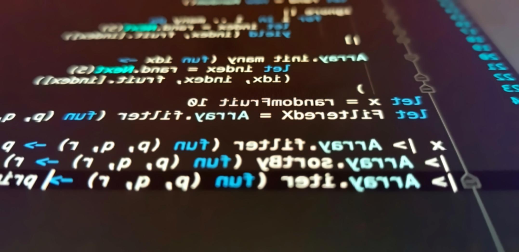 Ambiente de aprendizado prático com estudantes desenvolvendo jogos sociais